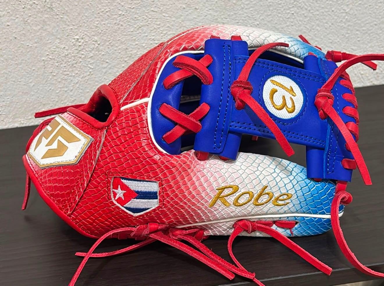 Guante de béisbol personalizado en primer plano