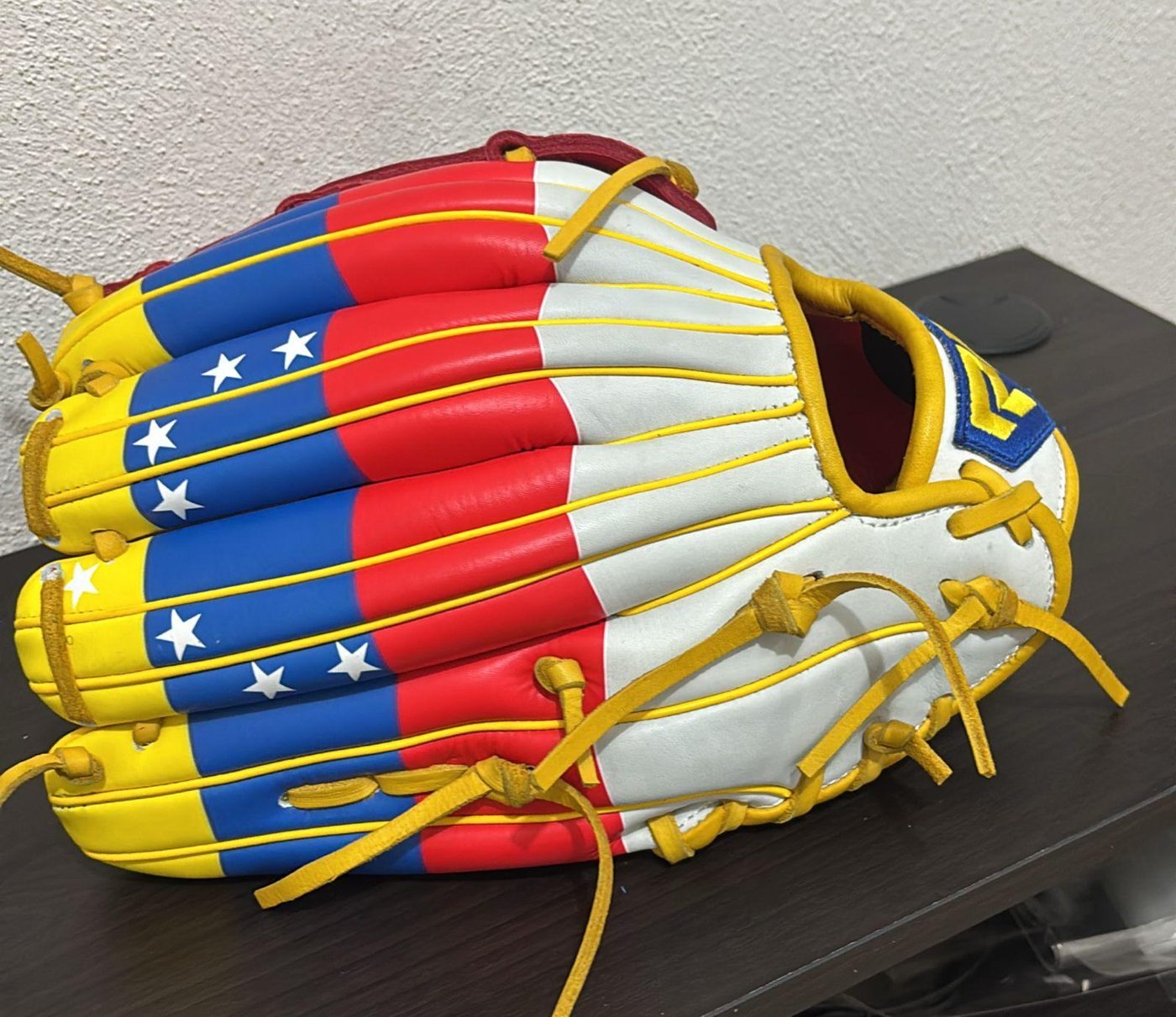 Guante personalizado con colores del equipo