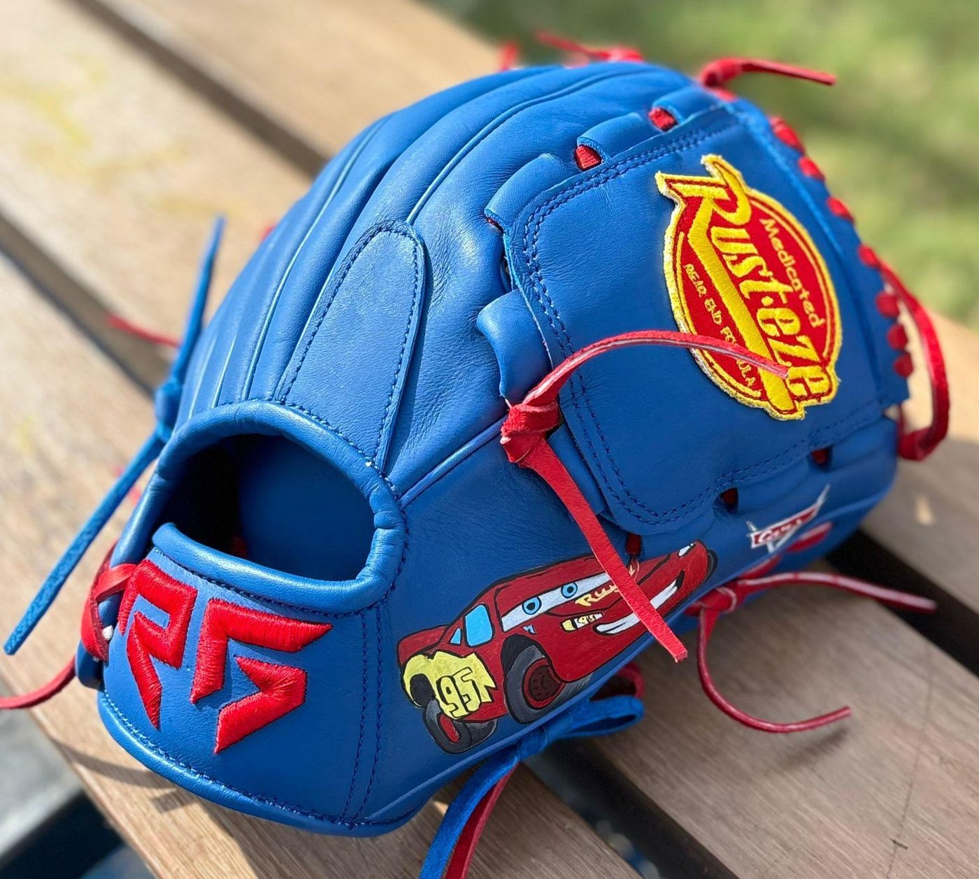 Guante de béisbol personalizado en azul con logo bordado