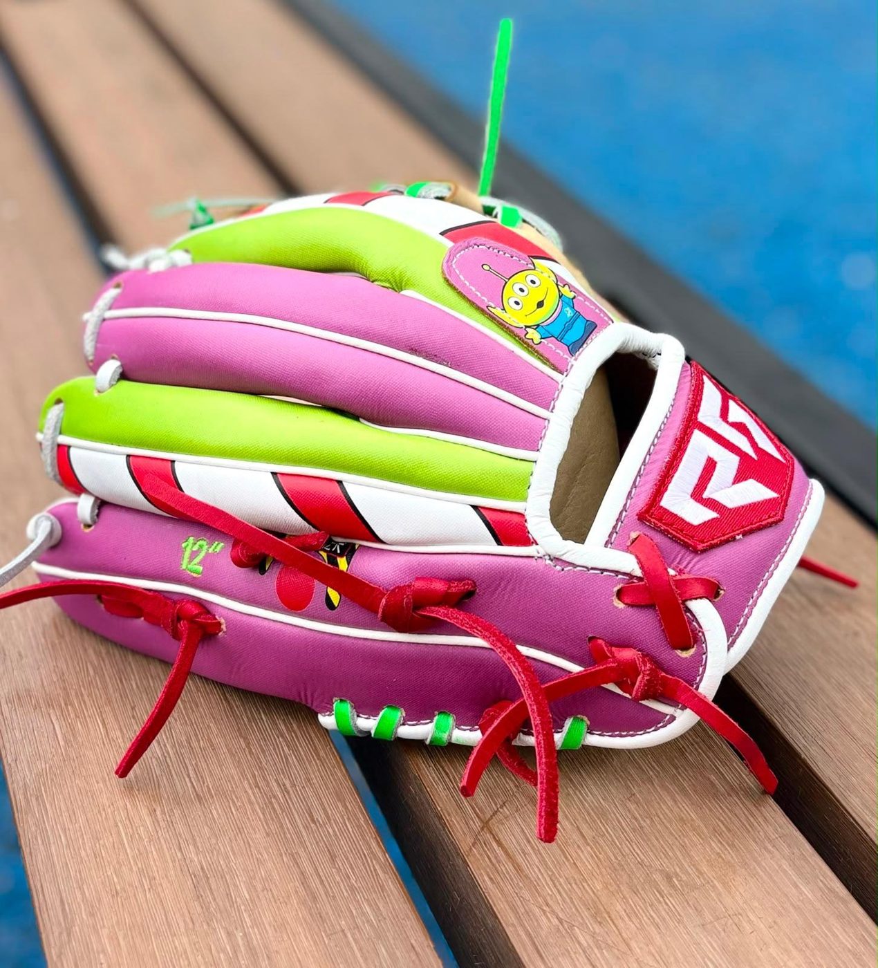 Guante personalizado en rosado y verde para sóftbol