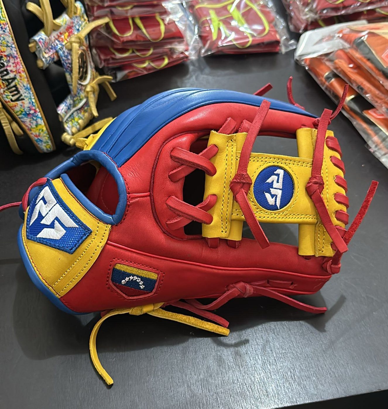 Guante personalizado con nombre del jugador bordado