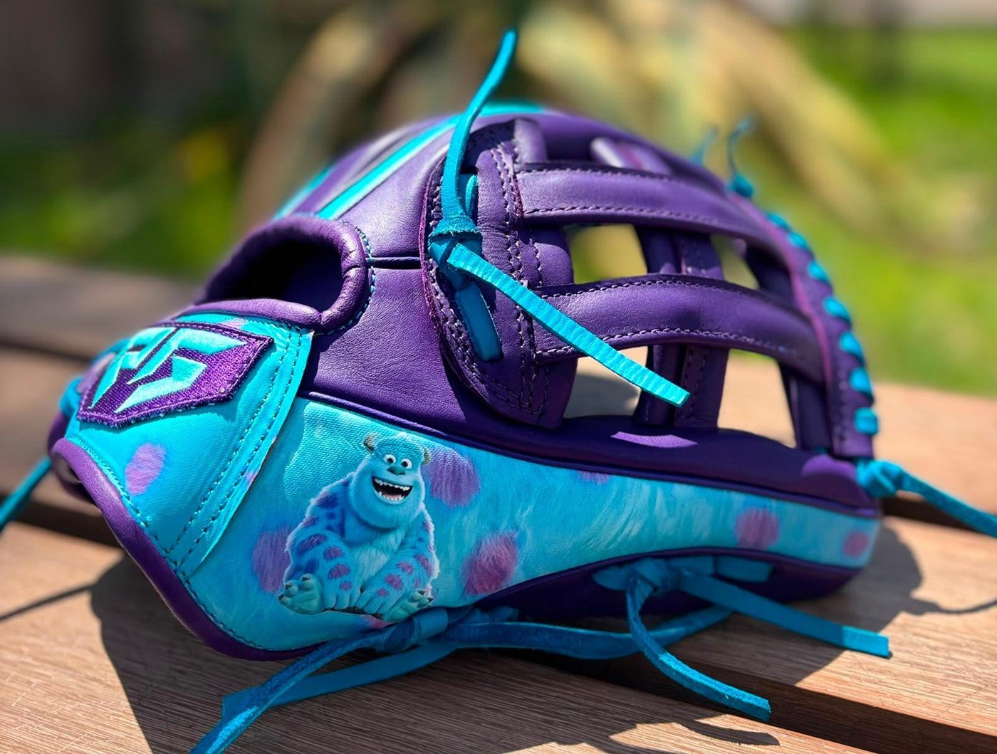 Guantes personalizados exhibidos en la tienda de Miami