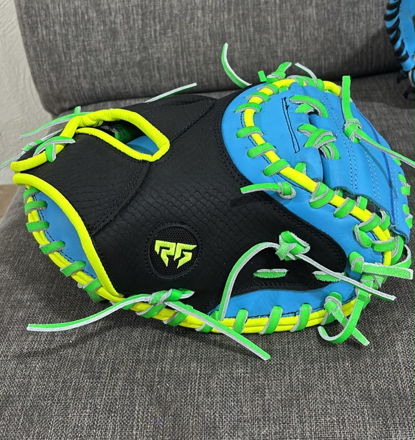Guantes personalizados listos en el mostrador de la tienda