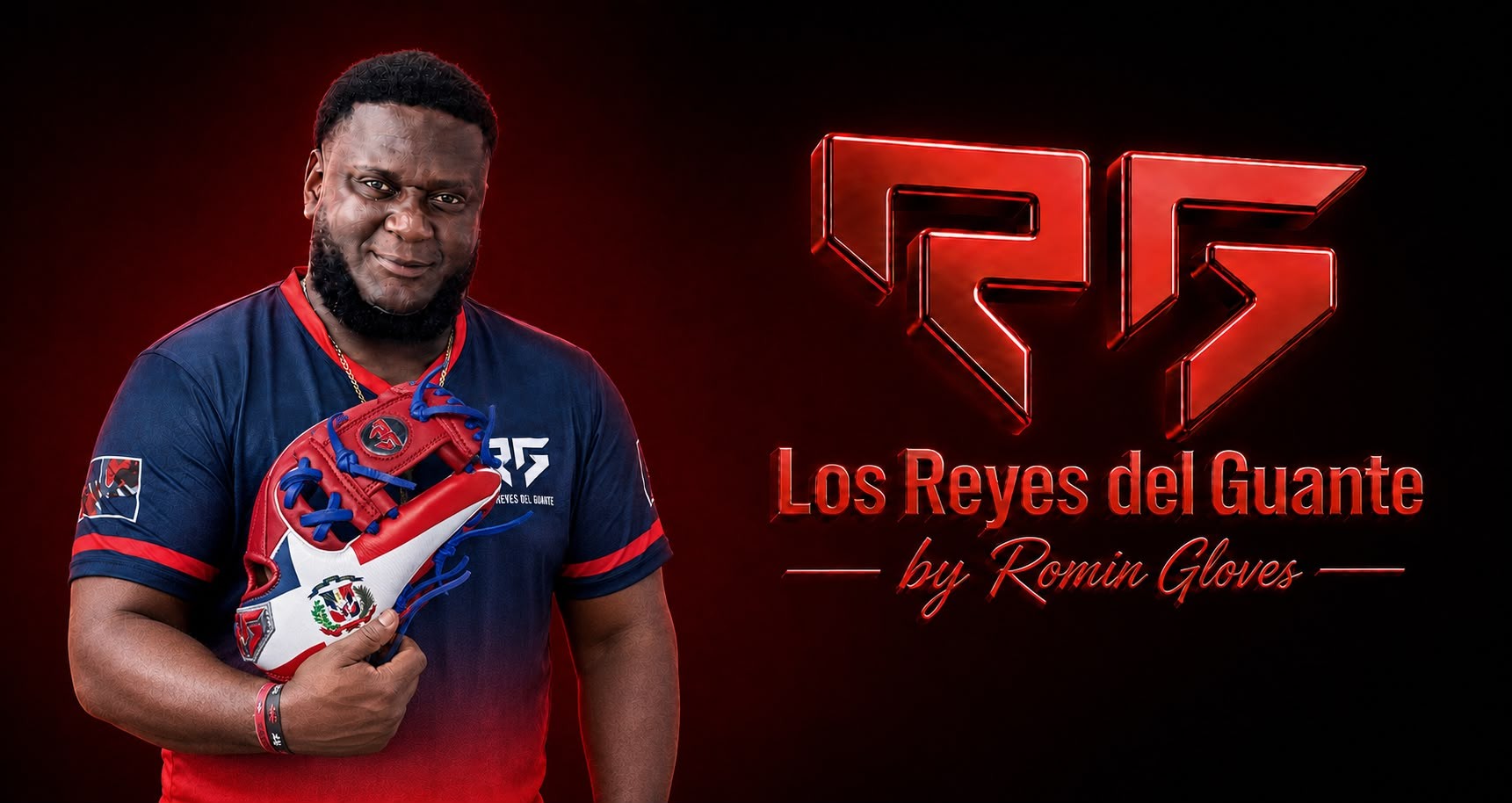 Luis García mostrando un guante personalizado de Los Reyes del Guante