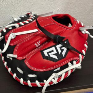 Guante rojo con detalles en blanco